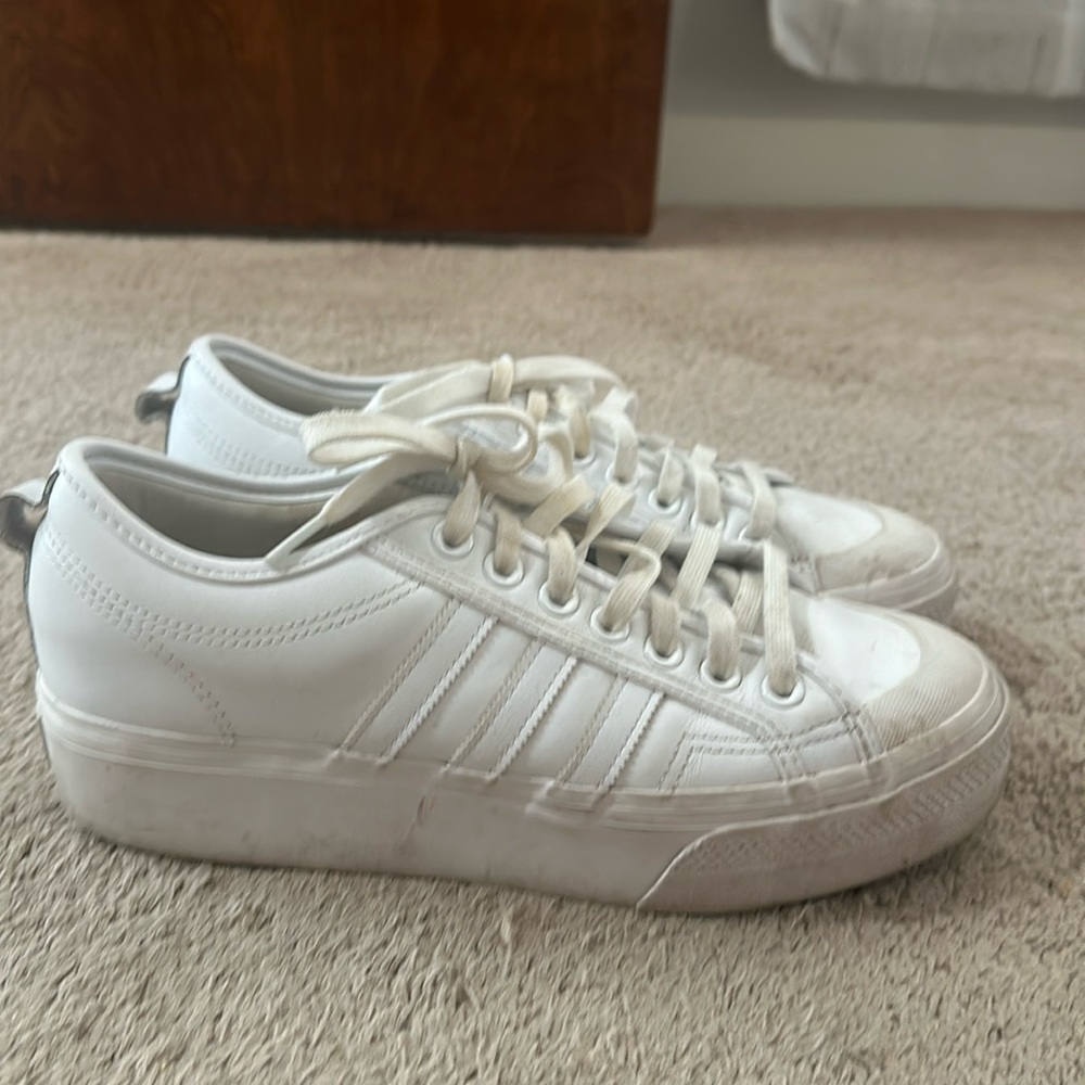 Adidas nizza white sneaks